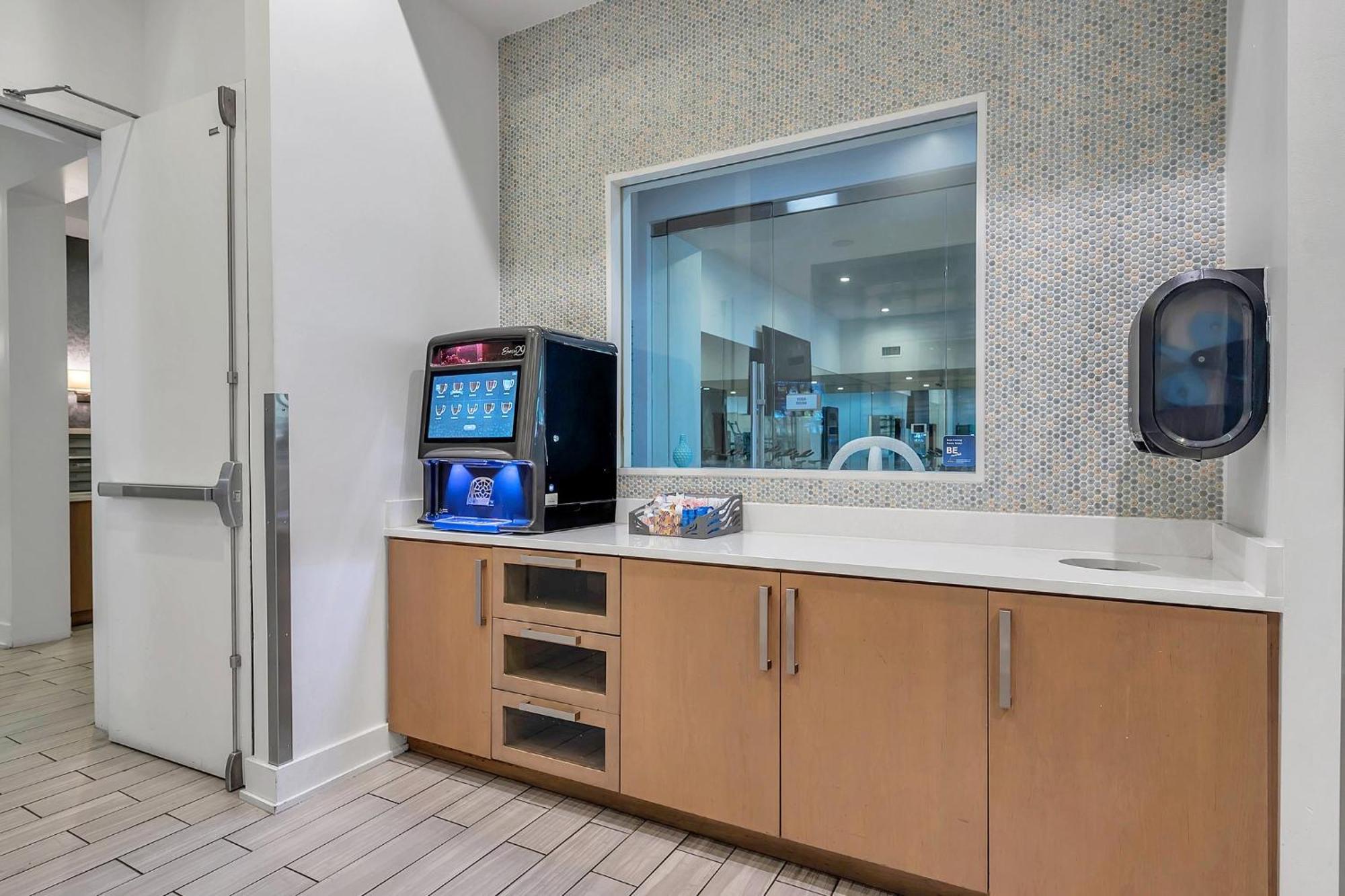 Luxury 1 Bedroom With Den Downtown Tampa Apt - City Views, Rooftop Pool, Workspace Exterior photo