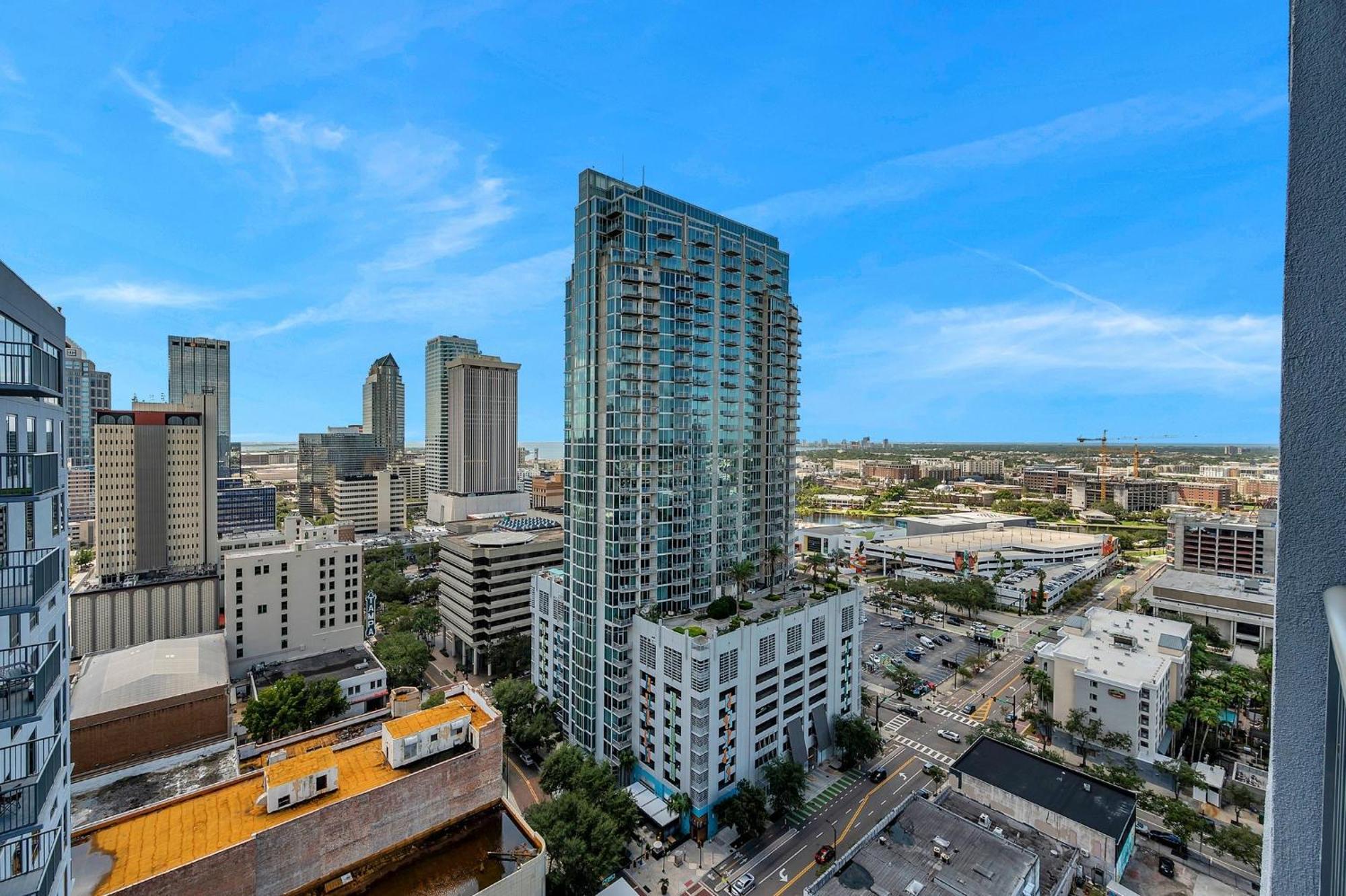 Luxury 1 Bedroom With Den Downtown Tampa Apt - City Views, Rooftop Pool, Workspace Exterior photo