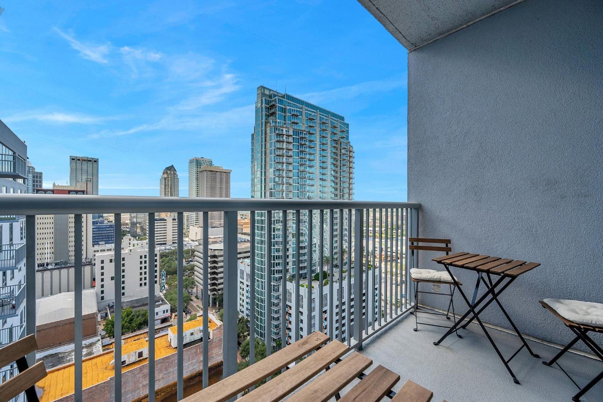 Luxury 1 Bedroom With Den Downtown Tampa Apt - City Views, Rooftop Pool, Workspace Exterior photo